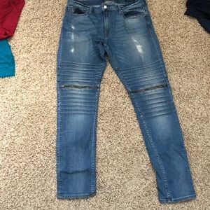 Men’s Distressed Jeans